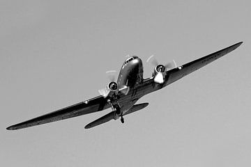 Raisin bomber in flight over Berlin by Frank Herrmann