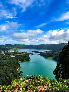 Het kratermeer Sete Cidades in de Azoren van Lynn van den Broek