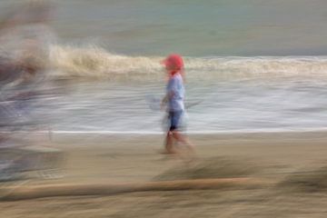 Kleiner Junge spielt am Strand von Truus Nijland