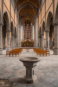 Interieur van een verlaten kerk