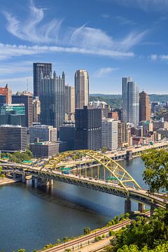 Fort Pitt Bridge met het centrum van Pittsburgh
