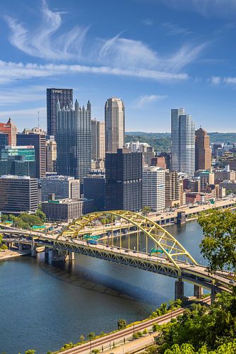 Fort Pitt Bridge met het centrum van Pittsburgh