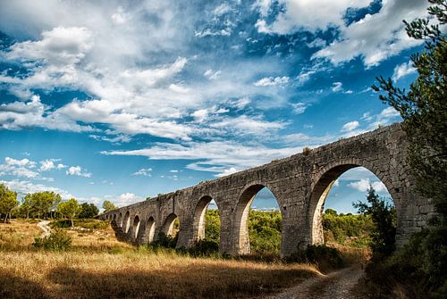 Oude aquaduct (waterbrug) uit Romeinse tijd nabij Montpellier (Frankrijk) met blauwe lucht en witte 