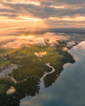 Zonsopkomst boven het groene landschap van Guatemala van Ewold Kooistra