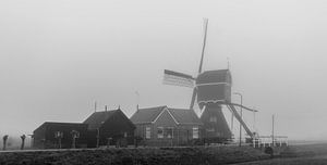 Windmolen in de mist (zwart-wit)
