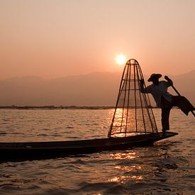 Visser op Inle Lake in Myanmar van Carolien van den Brink