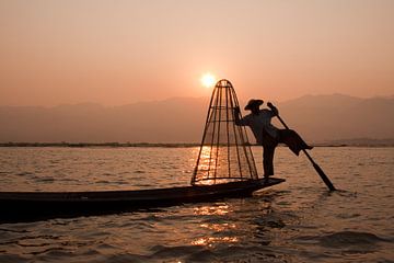 Pêcheur sur le lac Inle au Myanmar sur Carolien van den Brink