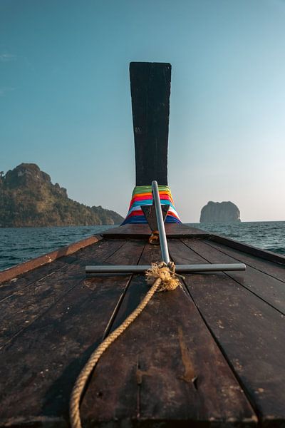 Bug eines Longtailboots auf dem Weg zu den Kalksteininseln in Krabi, Thailand von Cristina Cozari