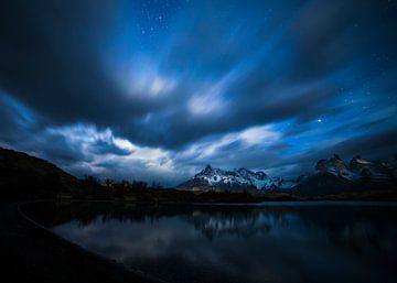 Lago Pehoe bij nacht (2) van Lennart Verheuvel