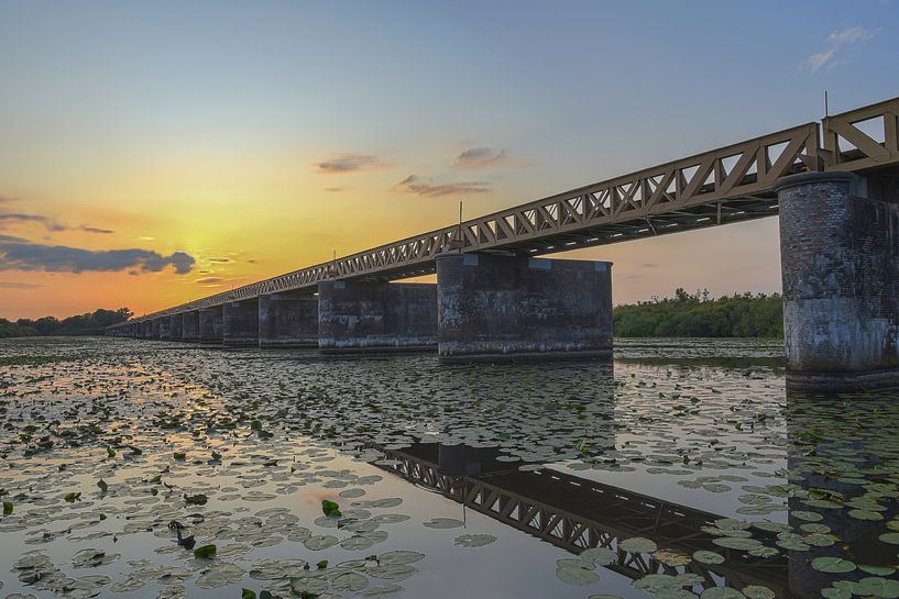 Zonsondergang bij de Moerputtenbrug van Ans Bastiaanssen