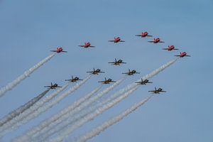 Red Arrows en Black Eagles tijdens RIAT  2022. van Jaap van den Berg