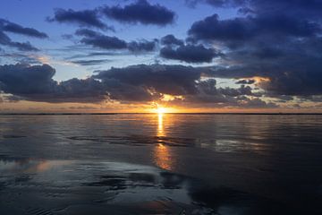 zonsondergang in zee met een mooie wolkenpartij van Diana Stubbe