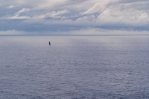 Zeilboot, alleen op zee