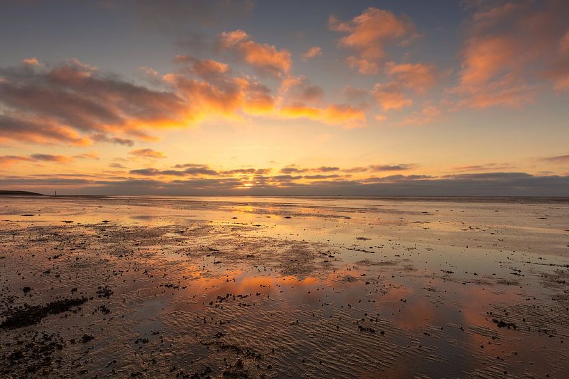 Zonsondergang met wolken en reflectie aan het Wad van KB Design & Photography (Karen Brouwer)