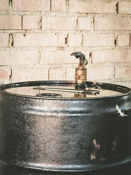 A black oil drum