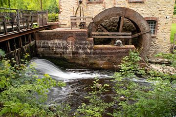 Het waterrad van een oude molen van Jörg Sabel - Fotografie