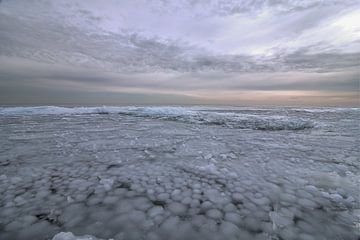 IJslandschap Markermeer met kruiend ijs van FotoBob