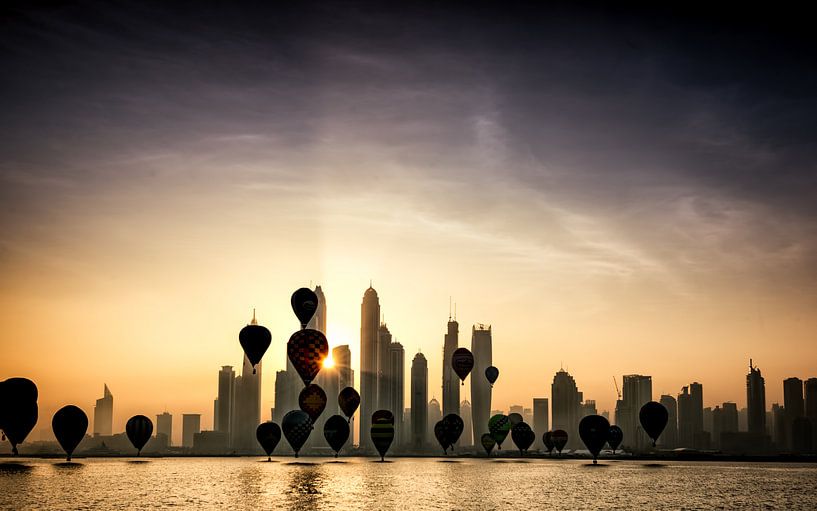 Hot air balloons over Dubai van Martijn Kort