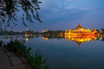 De koninklijke bark in Yangon van Roland Brack