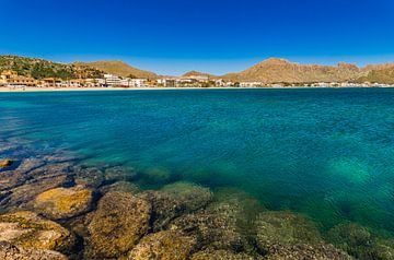 Idyllischer Blick auf die Bucht von Pollensa an der Küste auf Mallorca, Spanien Balearen von Alex Winter