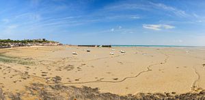 Eb op het strand van Cancale panorama von Dennis van de Water