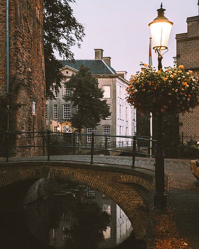 Brug over een gracht in de muurhuizen van Amersfoort