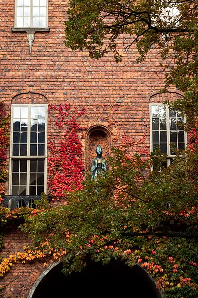 Statue mit Krone, umgeben von Efeu im Rathaus von Stockholm, Schweden von Kelsey van den Bosch