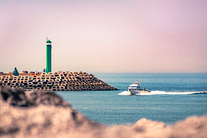 Schnellboot im Kanal an der Ostmole in Ostende (Oosteroever)