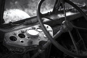 Lenkrad und Fahrerhaus Urbex-Lkw schwarz-weiß