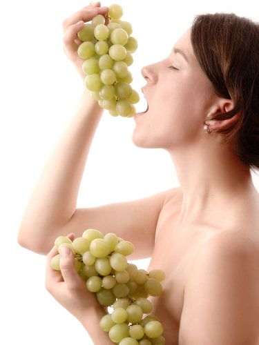 jonge naakte vrouw met druiven