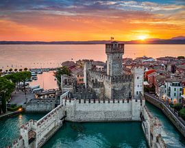 Sonnenuntergang in Sirmione, Gardasee, Italien von Michael Abid