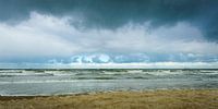 Dreigende Lucht boven een Kalme Zee (4)