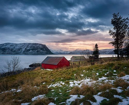 Winter landschap en zonsondergang met twee vissers hutten op Godøy, Ålesund, Noorwegen