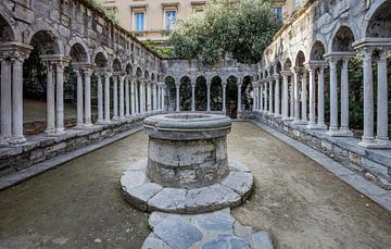 Ruine van St Andrew (Andreas) klooster met waterput in centrum van Genua, Italie