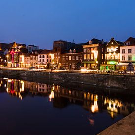 Sfeervolle avond op de Roerkade in Roermond. von Mitchell Routs