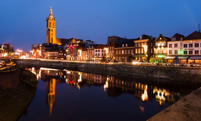 Sfeervolle avond op de Roerkade in Roermond. par Mitchell Routs