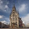 Oude stadhuis in centrum van Gouda, Nederland van Joost Adriaanse