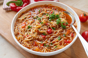 Modernes Kochen - Schnelle pikante Nudelsuppe mit Hackfleisch