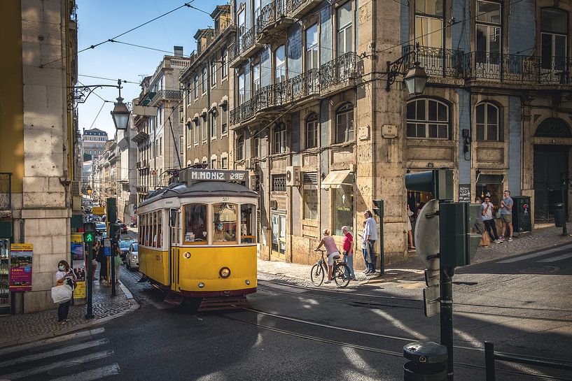 Tramlijn 28 Lissabon van Frans Nijland