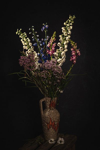 Blumenstillleben vor dunklem Hintergrund von MICHEL WETTSTEIN