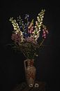 Blumenstillleben vor dunklem Hintergrund von MICHEL WETTSTEIN Miniaturansicht