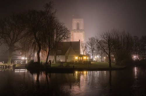 De Ransdorper Toren in de mist in de avond
