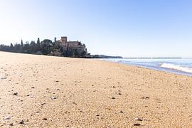 Sandy beach Praia da Angrinha with a view of the Castelo de Ferragudo castle. Morning in the bay of Portimāo, Ferragudo, Algarve, Portugal by Fotos by Jan Wehnert