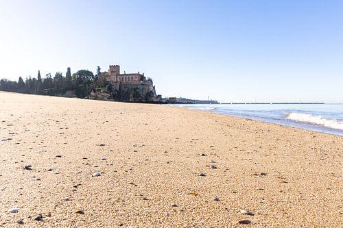Zandstrand Praia da Angrinha met uitzicht op het kasteel Castelo de Ferragudo. Ochtend in de baai van Portimāo, Ferragudo, Algarve, Portugal