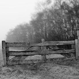 landelijk hek in zwart wit van Jos Broersen
