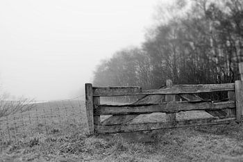 landelijk hek in zwart wit