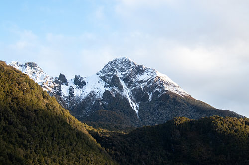Bergtop in Milford Sound Nieuw Zeeland van Amy's Lens