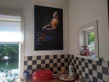 Klantfoto: Het Melkmeisje van Joh Vermeer in een moderne versie. van ingrid schot, op canvas