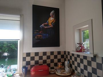 Klantfoto: Het Melkmeisje van Joh Vermeer in een moderne versie. van ingrid schot