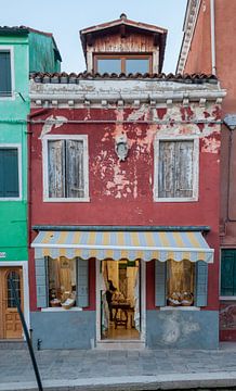 Kleurrijke winkel op eiland Burno naast oude stand  Venetie, Italie